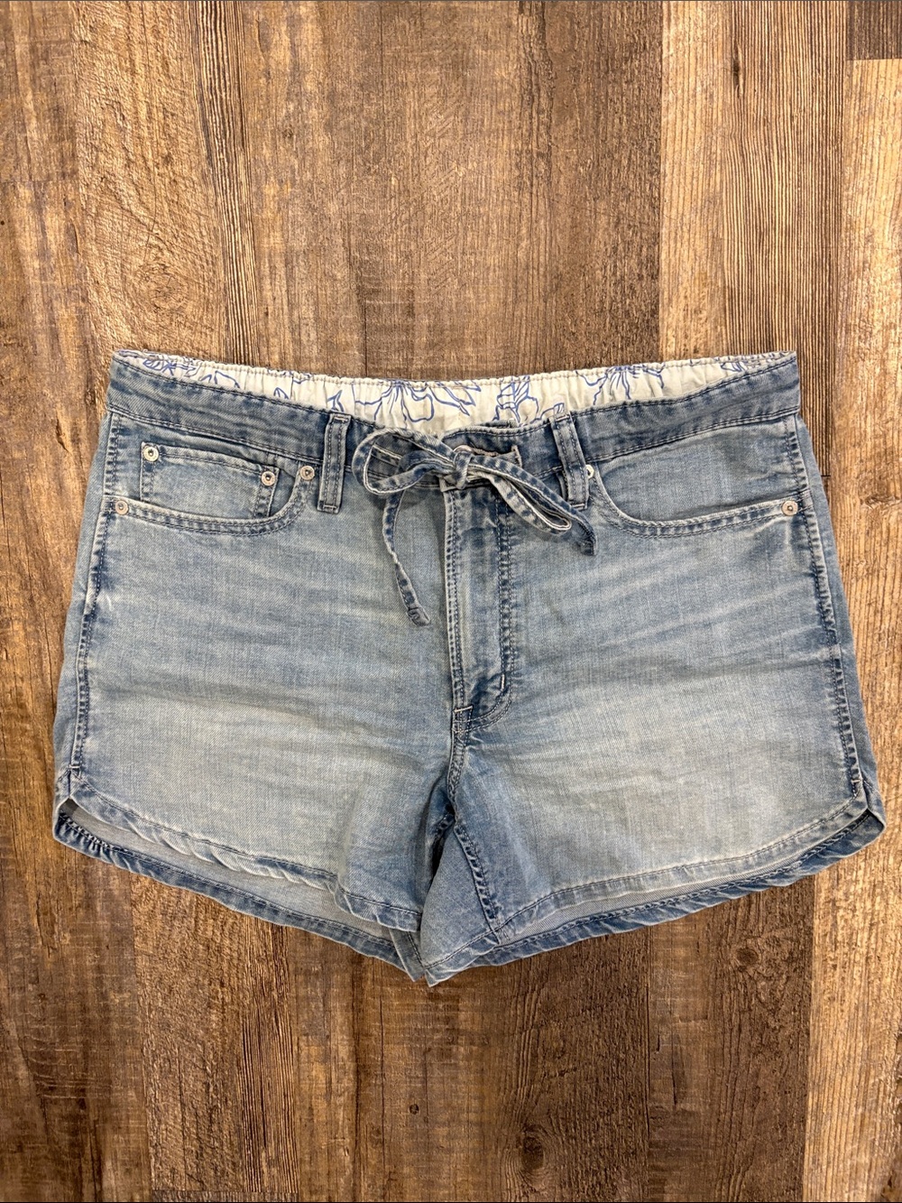American Eagle Outfitters Light Wash Beachy Denim Tie-Waist Shorts Size Medium